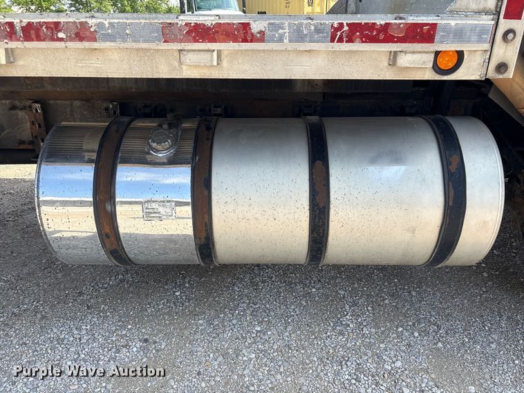 image for item EU0620 2009 Volvo VNM dump flatbed truck