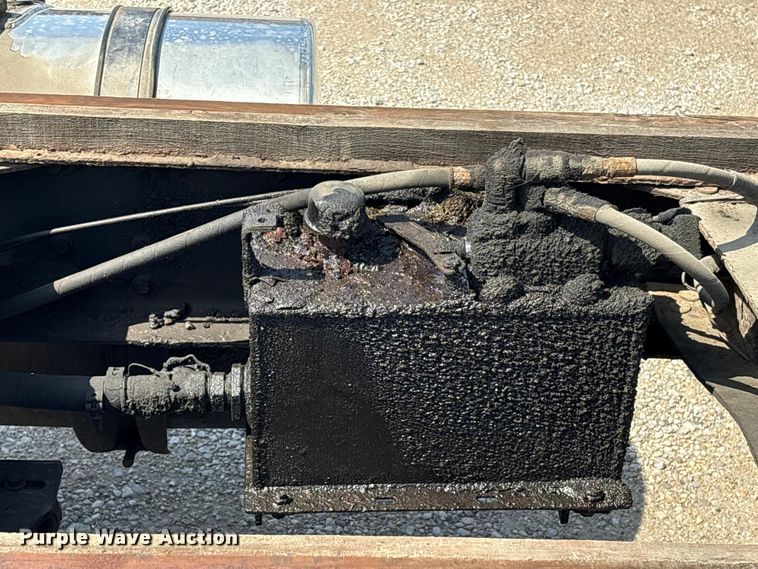 image for item EU0620 2009 Volvo VNM dump flatbed truck