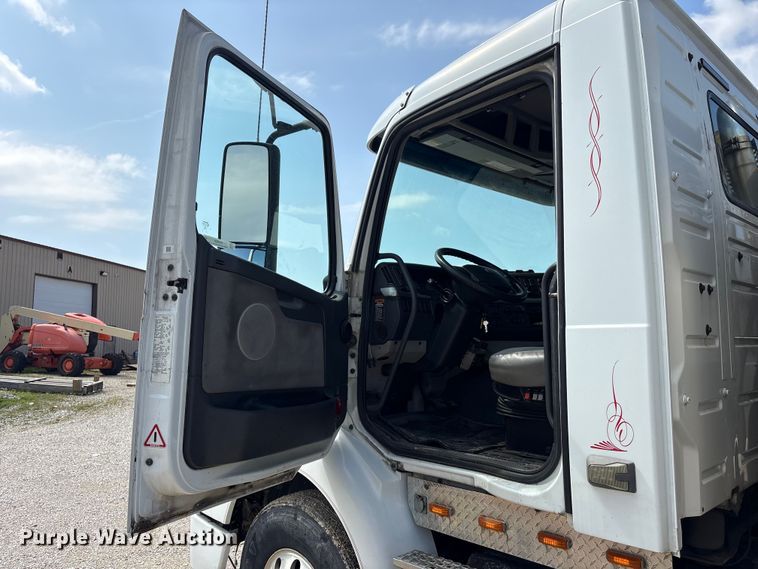 image for item EU0620 2009 Volvo VNM dump flatbed truck