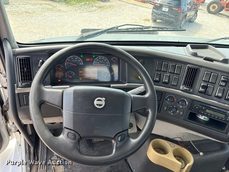 image for item EU0620 2009 Volvo VNM dump flatbed truck