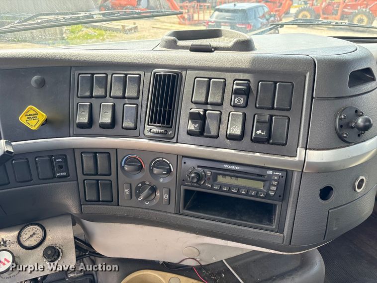 image for item EU0620 2009 Volvo VNM dump flatbed truck