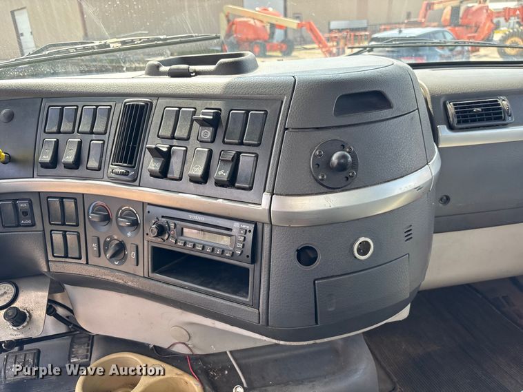 image for item EU0620 2009 Volvo VNM dump flatbed truck