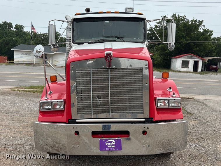 image for item EU5600 2013 Kenworth T800 semi truck