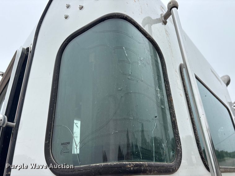 image for item EU5600 2013 Kenworth T800 semi truck