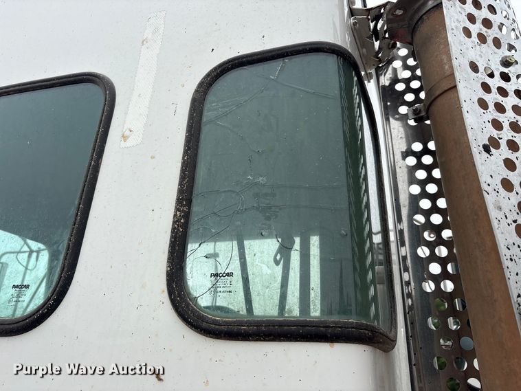 image for item EU5600 2013 Kenworth T800 semi truck