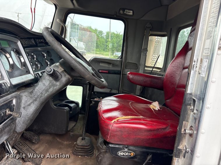 image for item EU5600 2013 Kenworth T800 semi truck