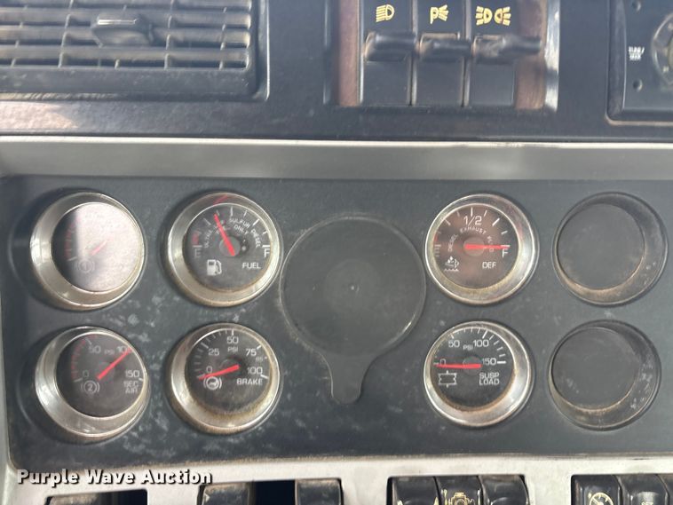 image for item EU5600 2013 Kenworth T800 semi truck