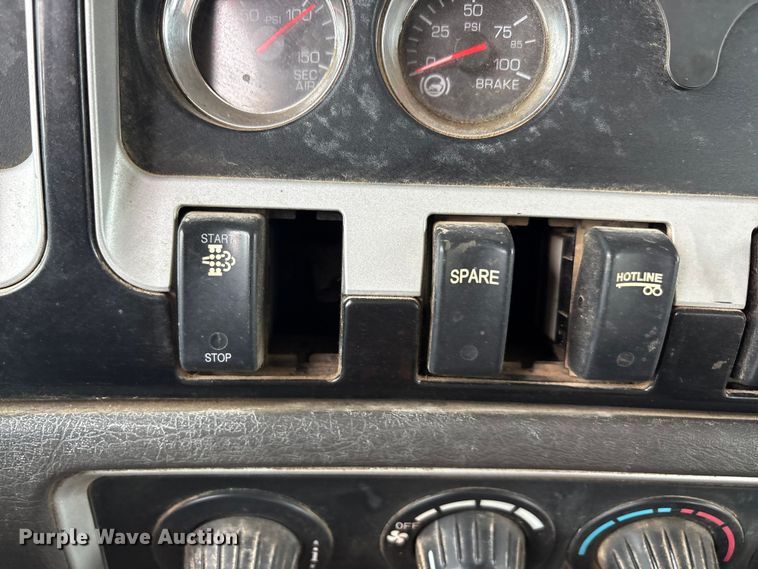 image for item EU5600 2013 Kenworth T800 semi truck