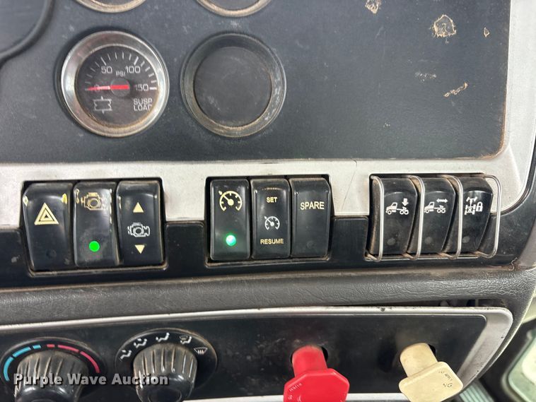 image for item EU5600 2013 Kenworth T800 semi truck