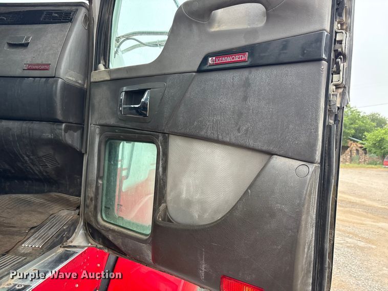 image for item EU5600 2013 Kenworth T800 semi truck