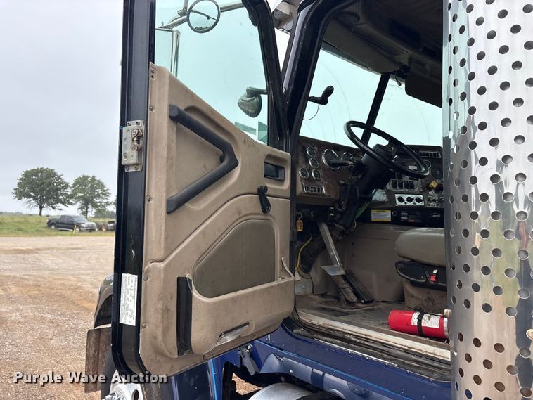 image for item EU5601 2007 International 5900i winch truck