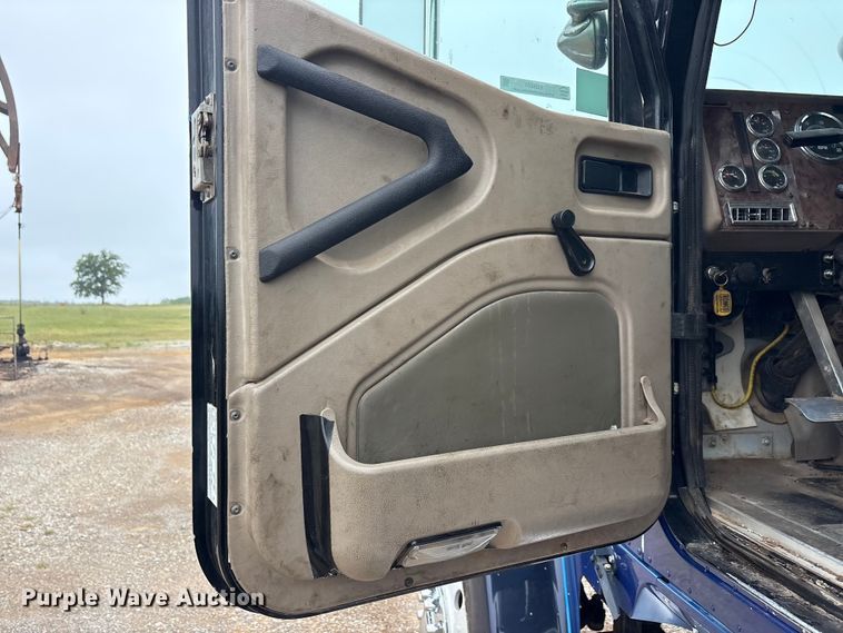 image for item EU5601 2007 International 5900i winch truck
