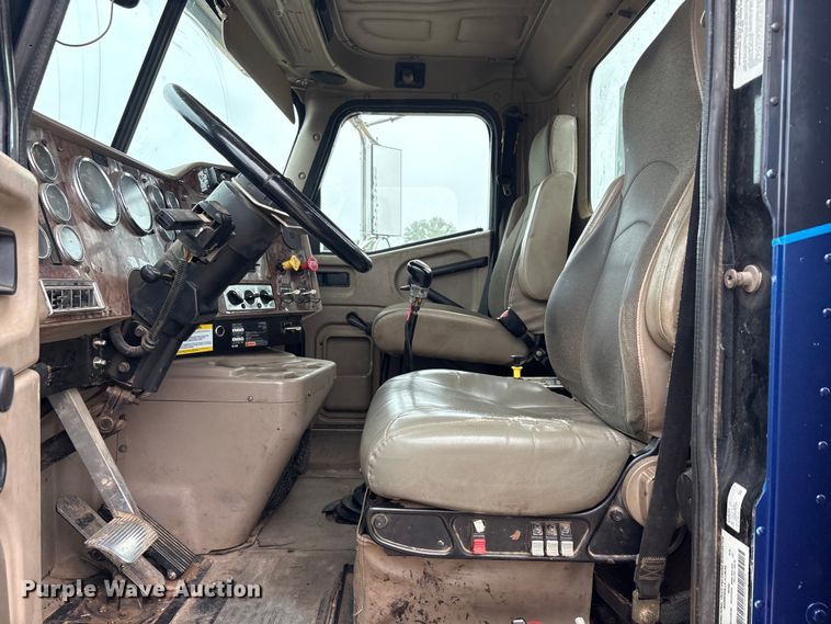 image for item EU5601 2007 International 5900i winch truck