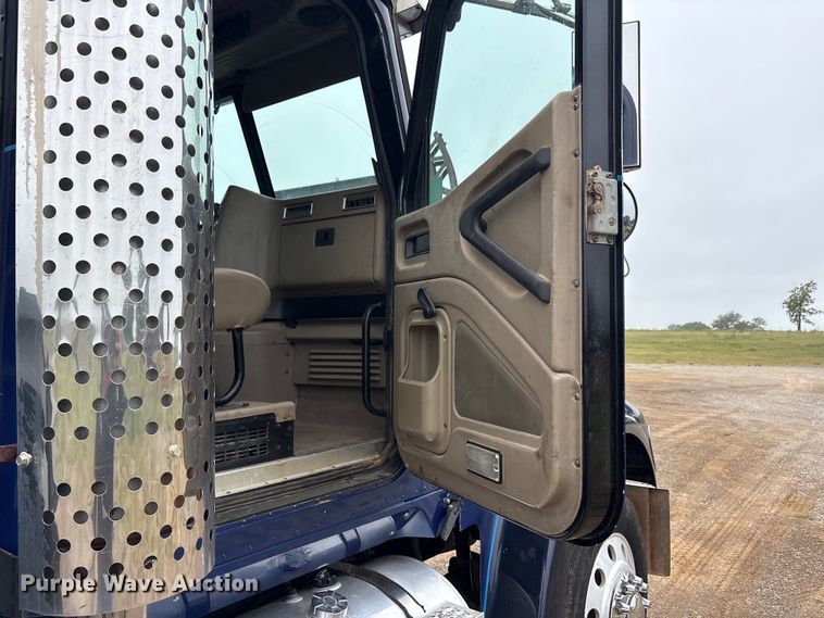 image for item EU5601 2007 International 5900i winch truck