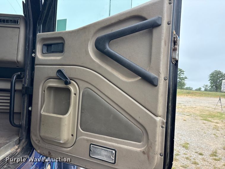 image for item EU5601 2007 International 5900i winch truck