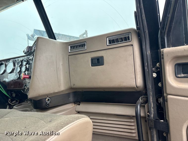 image for item EU5601 2007 International 5900i winch truck