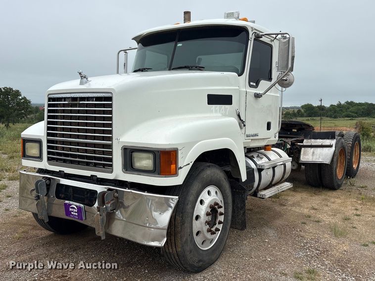 image for item EU5602 2008 Mack CHU613 semi truck