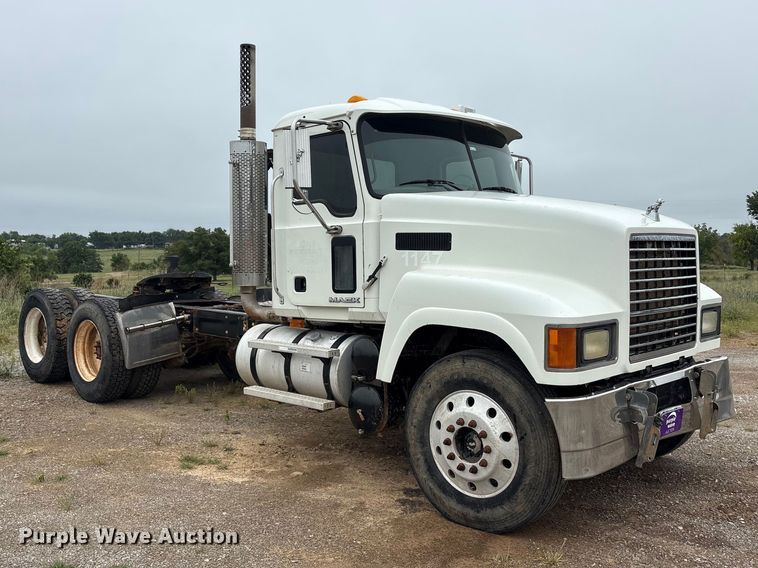 image for item EU5602 2008 Mack CHU613 semi truck
