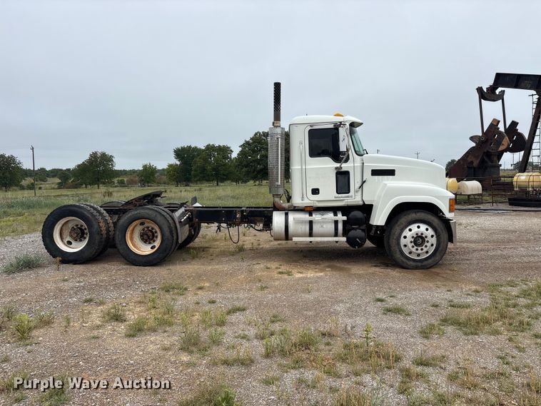 image for item EU5602 2008 Mack CHU613 semi truck