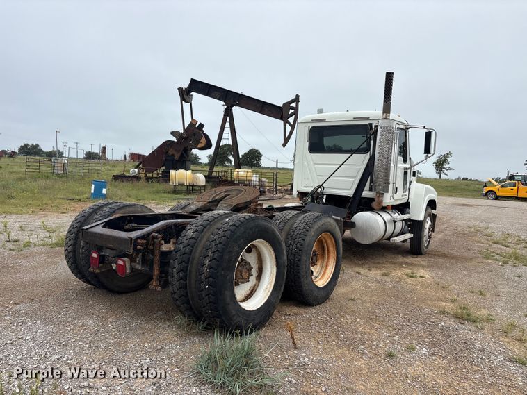 image for item EU5602 2008 Mack CHU613 semi truck