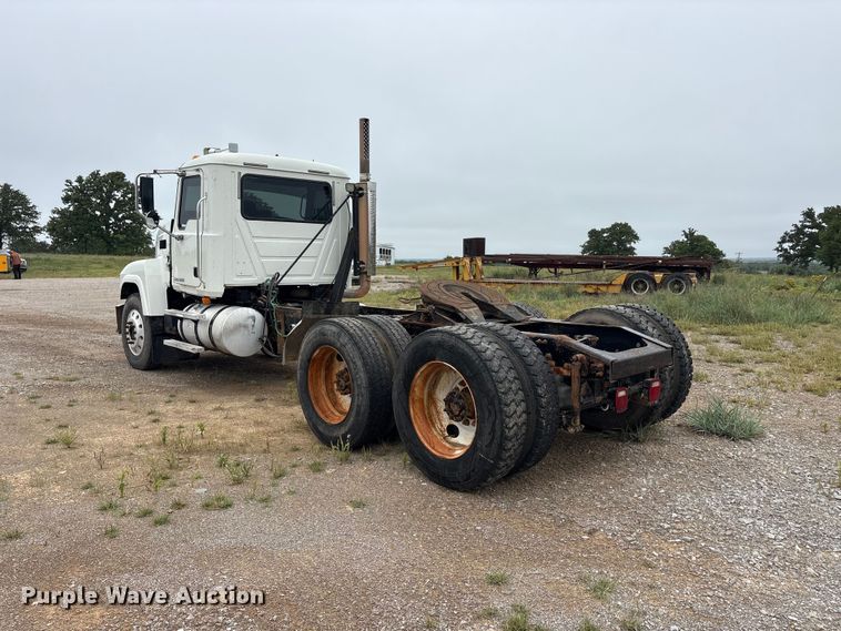 image for item EU5602 2008 Mack CHU613 semi truck