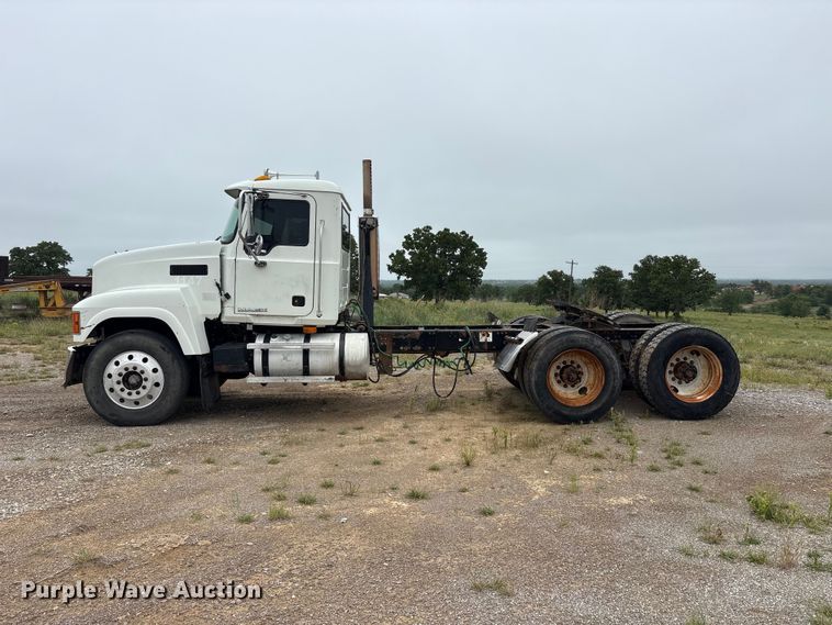 image for item EU5602 2008 Mack CHU613 semi truck