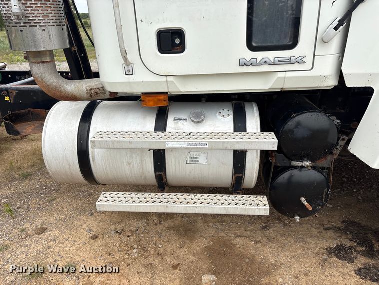 image for item EU5602 2008 Mack CHU613 semi truck