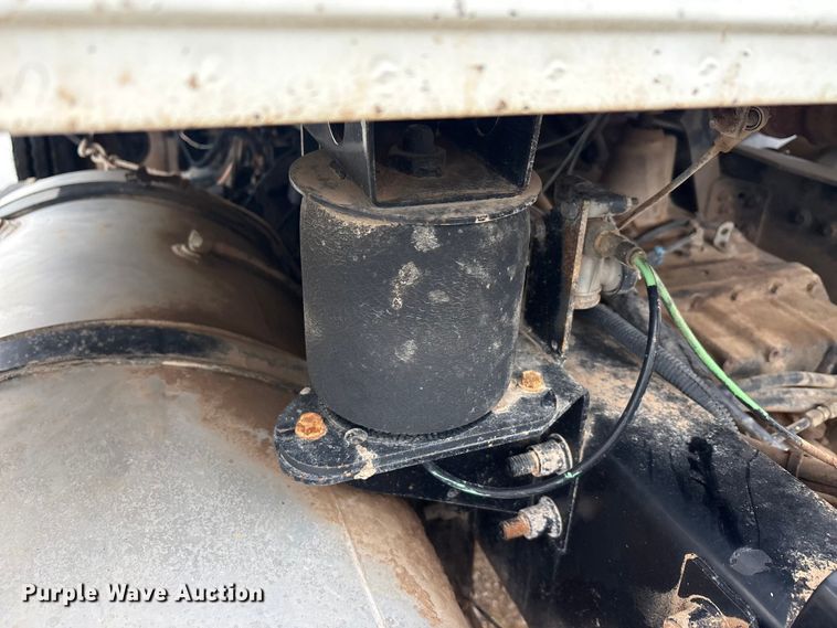 image for item EU5602 2008 Mack CHU613 semi truck