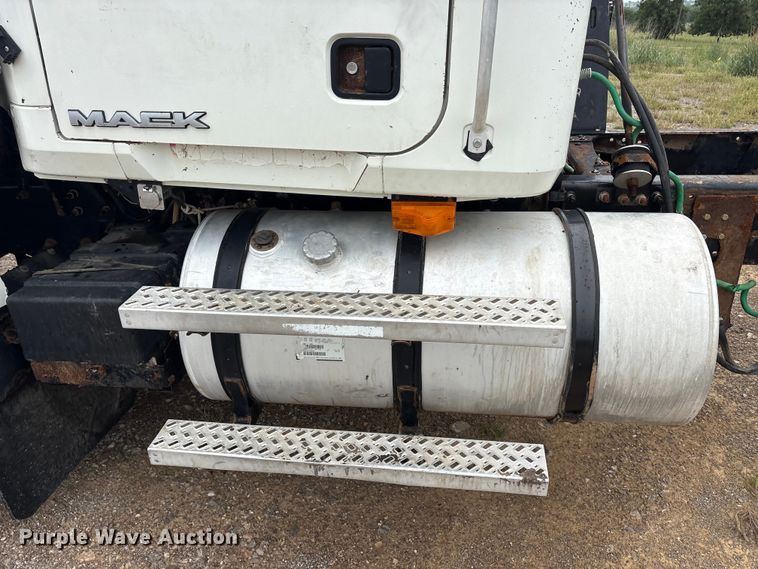 image for item EU5602 2008 Mack CHU613 semi truck