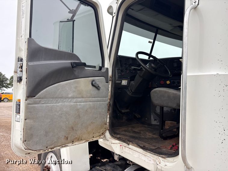 image for item EU5602 2008 Mack CHU613 semi truck
