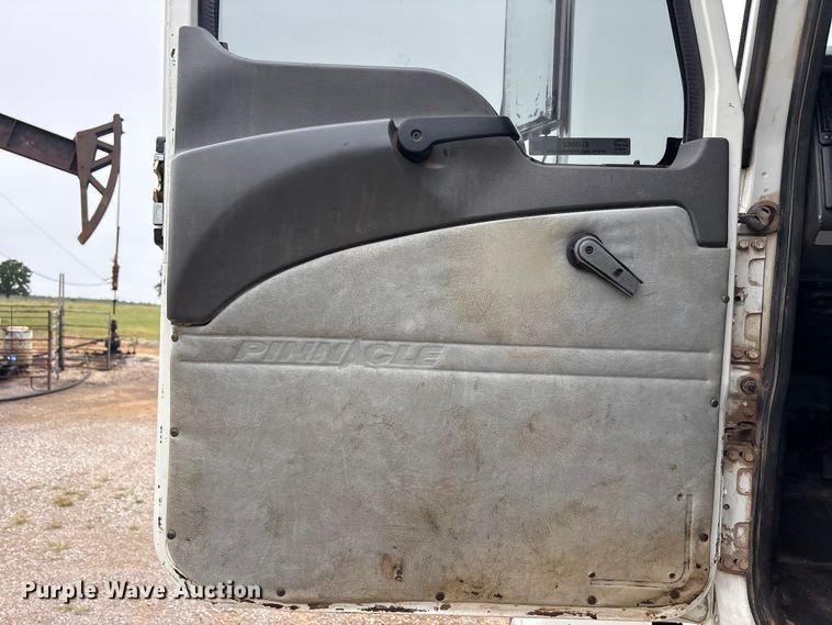 image for item EU5602 2008 Mack CHU613 semi truck