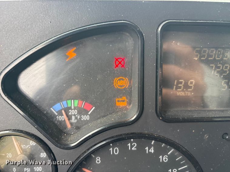 image for item EU5602 2008 Mack CHU613 semi truck