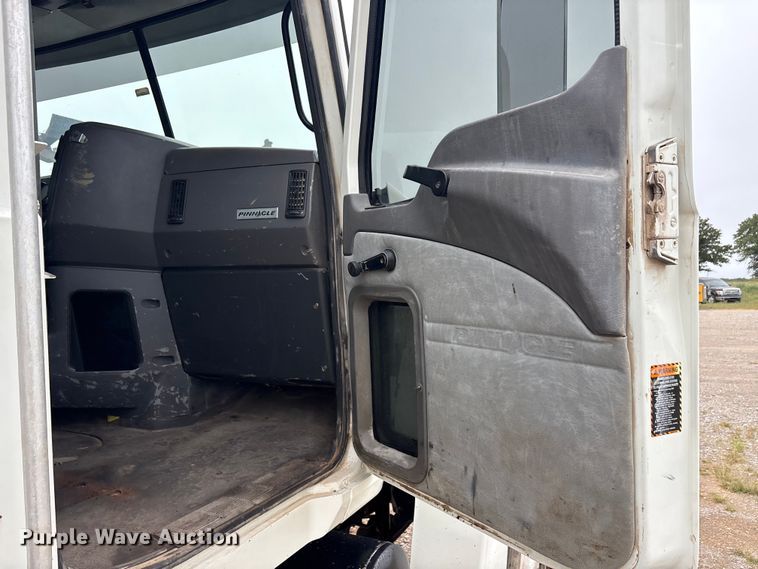 image for item EU5602 2008 Mack CHU613 semi truck