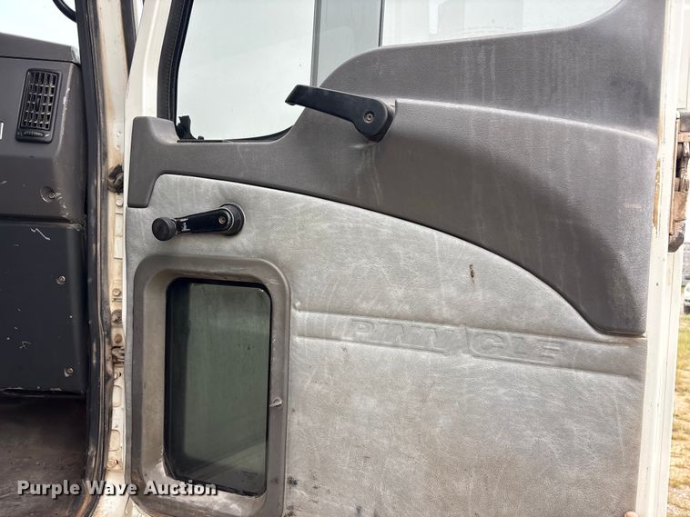 image for item EU5602 2008 Mack CHU613 semi truck
