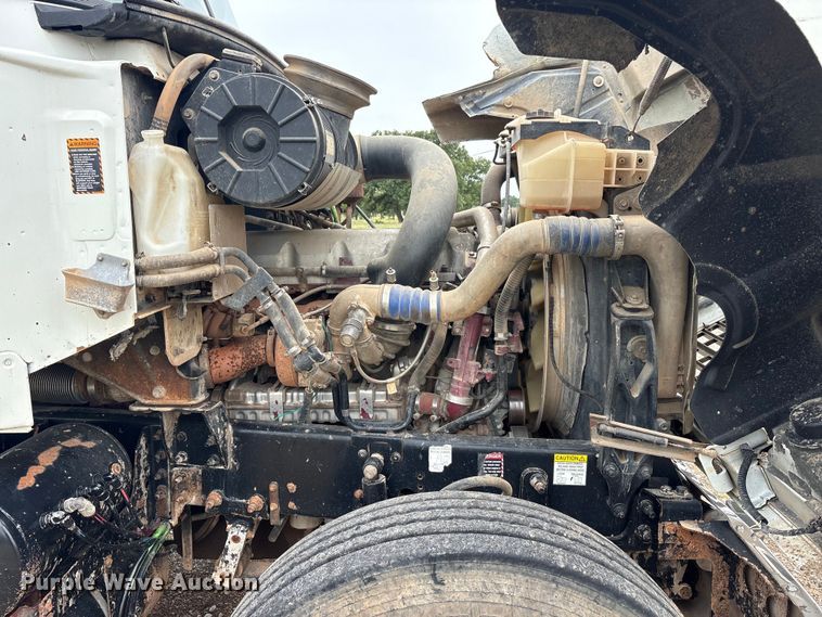 image for item EU5602 2008 Mack CHU613 semi truck