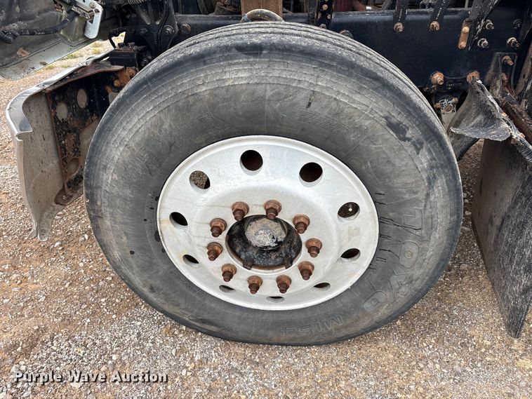 image for item EU5602 2008 Mack CHU613 semi truck