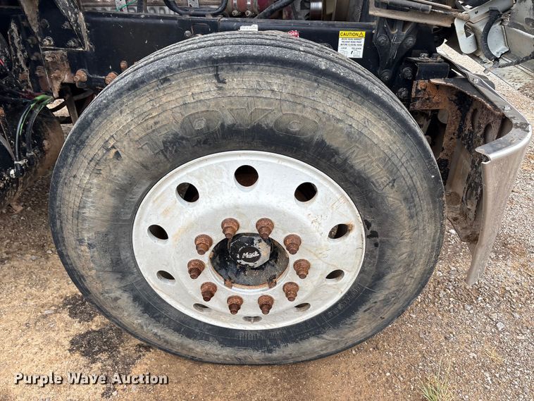 image for item EU5602 2008 Mack CHU613 semi truck