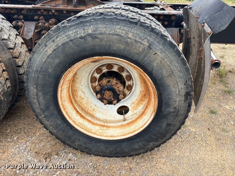 image for item EU5602 2008 Mack CHU613 semi truck