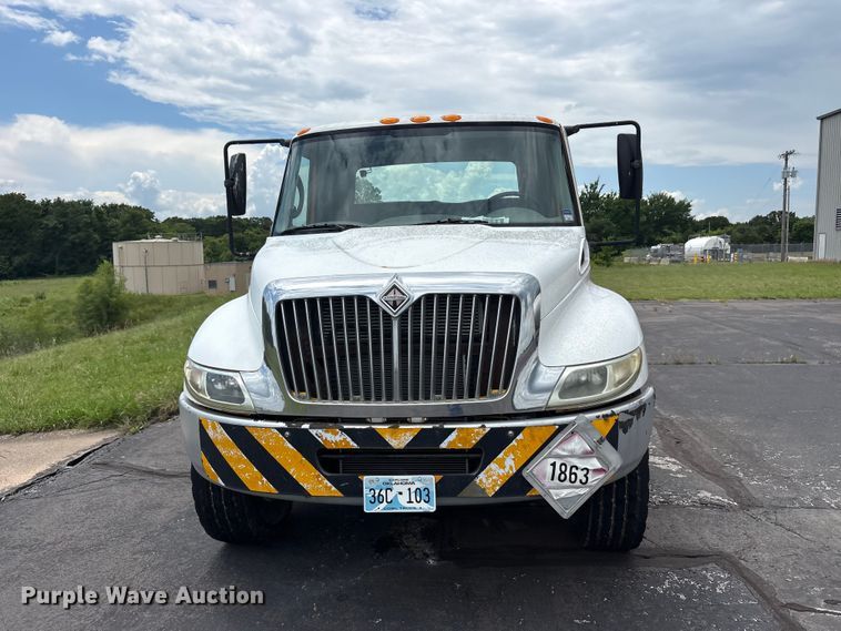 image for item EU5605 2005 International 4400 semi truck