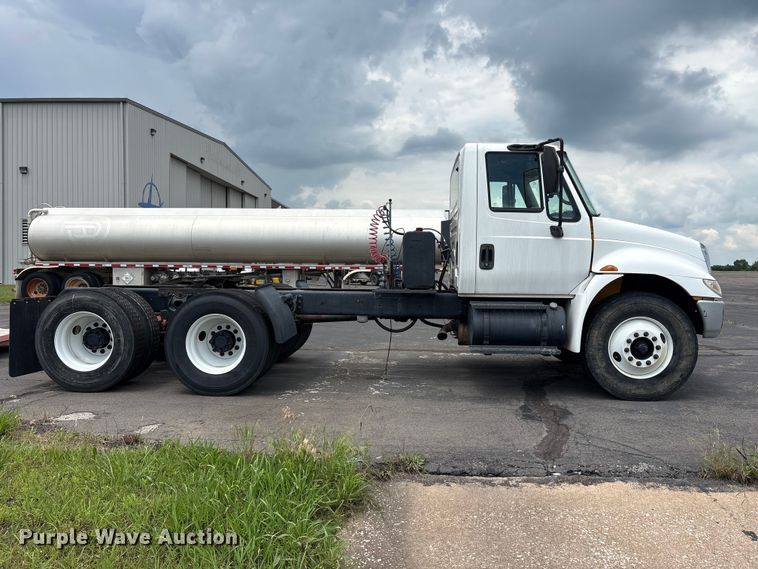 image for item EU5605 2005 International 4400 semi truck