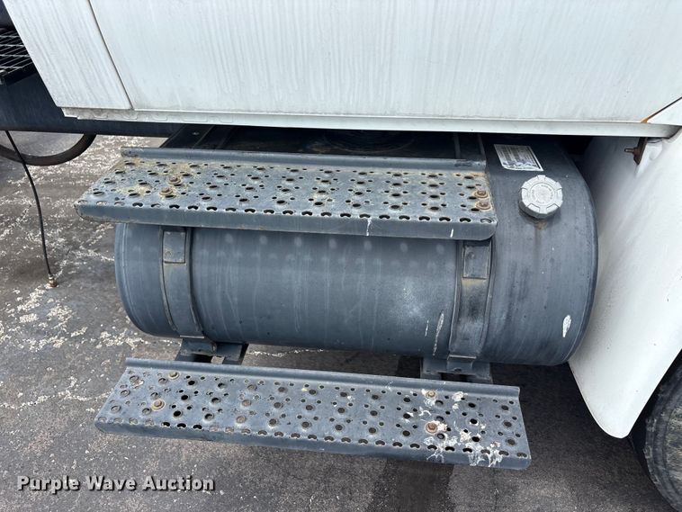 image for item EU5605 2005 International 4400 semi truck
