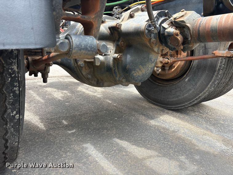 image for item EU5605 2005 International 4400 semi truck
