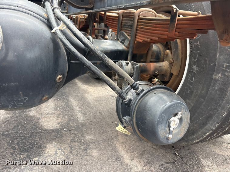 image for item EU5605 2005 International 4400 semi truck