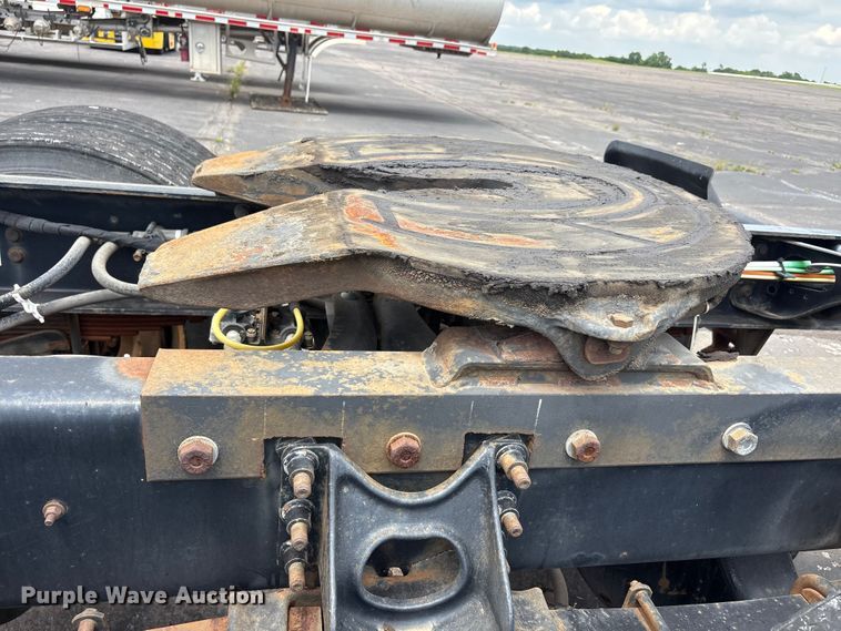 image for item EU5605 2005 International 4400 semi truck