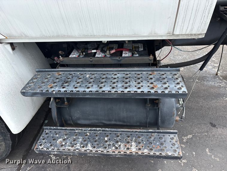 image for item EU5605 2005 International 4400 semi truck