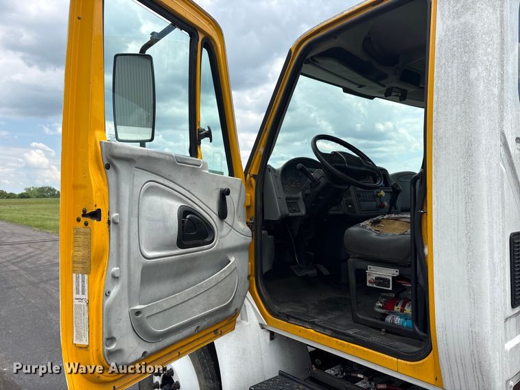 image for item EU5605 2005 International 4400 semi truck
