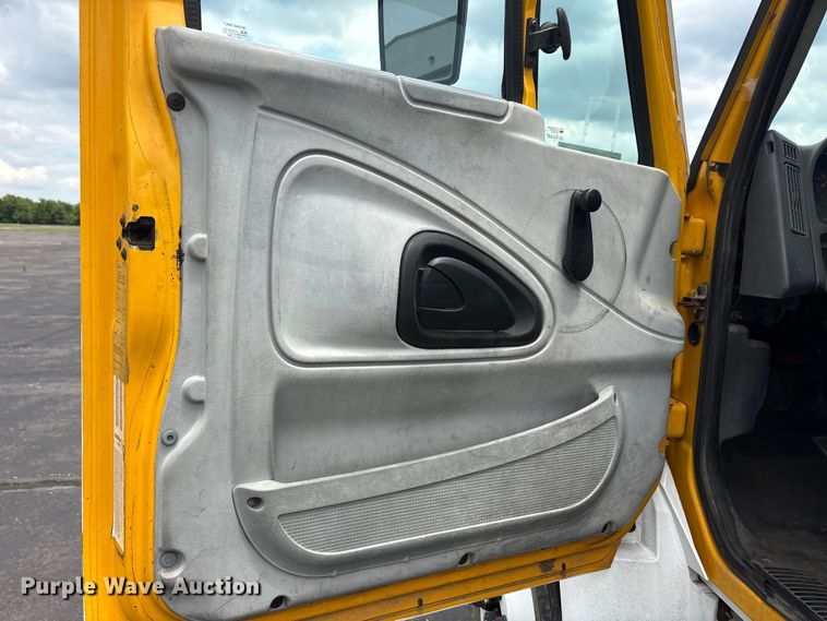 image for item EU5605 2005 International 4400 semi truck