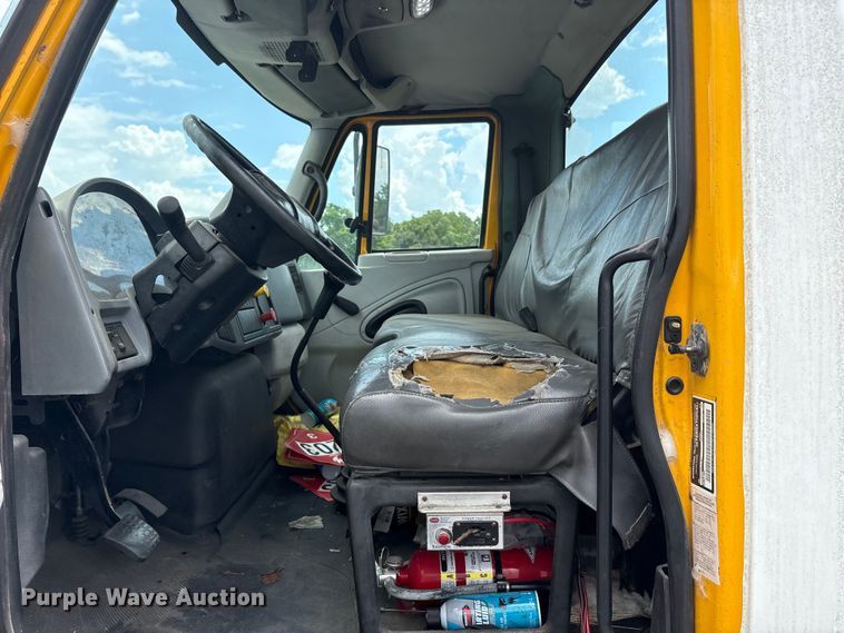 image for item EU5605 2005 International 4400 semi truck