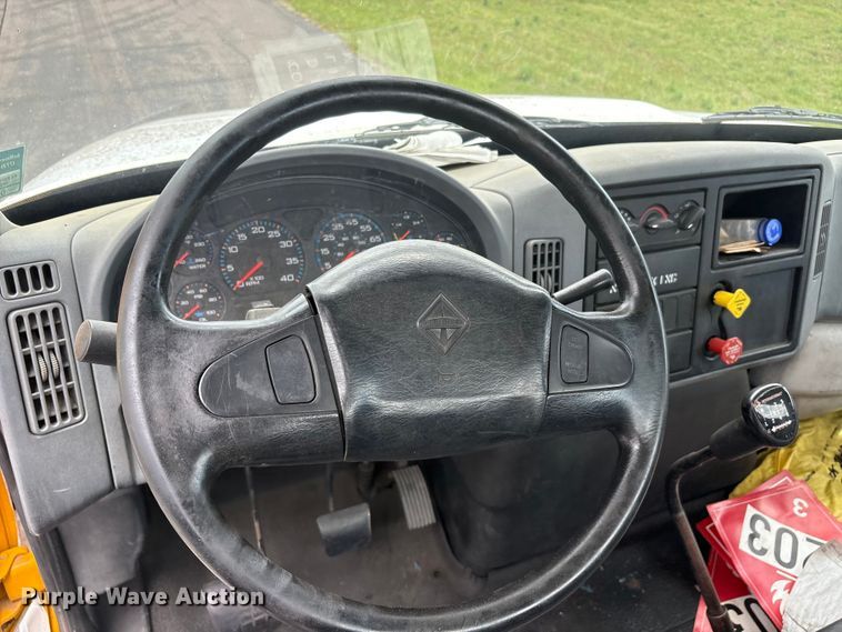 image for item EU5605 2005 International 4400 semi truck