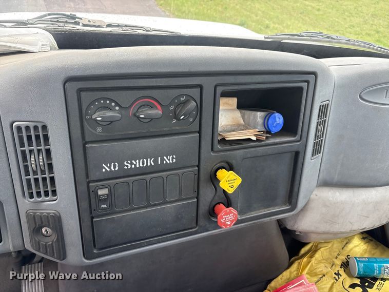 image for item EU5605 2005 International 4400 semi truck